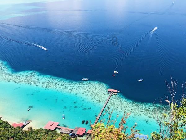 夏季热带海滩逃生
