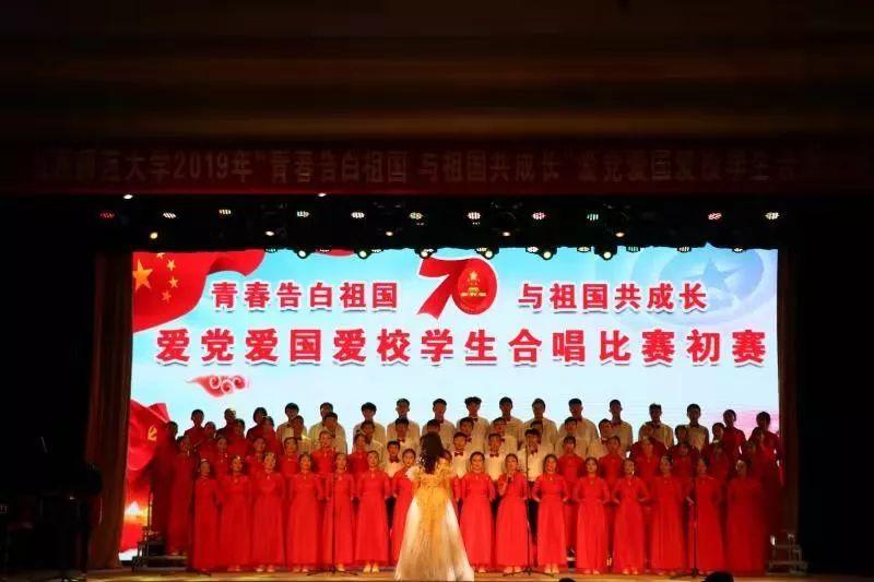 去了哈尔滨才发现:满大街都是“羽绒服+不露腿”,时髦又保暖