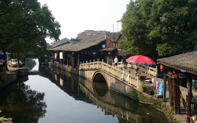 中国探月航天艺术展全国巡展首站登陆上海